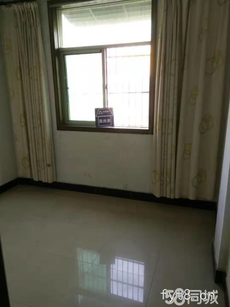 市政府旁边,简装修小三室,有产证,满五年唯一,可以按揭